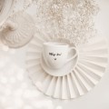 Biała filiżanka porcelanowa do espresso 100 ml ze spodkiem - napis Miłego dnia dla miłośników kawy na każdą okazję Biały filiżanka porcelanowa Nadzwyczajnie.pl ze złotym zdobieniem i napisem espresso ze spodkiem - Miłego dnia! — 100 ml