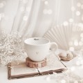 Biały Kubek Porcelanowy 500 ml - Napis Mamo na Dnie i Złote Serce dla Mamy na Dzień Matki Zbliżenie na złote zdobienie serca na białym kubku porcelanowym Biały Kubek Porcelanowy 500 ml - Napis Mamo na Dnie i dla