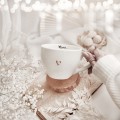 Biały Kubek Porcelanowy 500 ml - Napis Mamo na Dnie i Złote Serce dla Mamy na Dzień Matki Eleganckie opakowanie prezentowe kubka porcelanowego ze złotym sercem Nadzwyczajnie.pl — Biały Kubek Porcelanowy 500 ml -