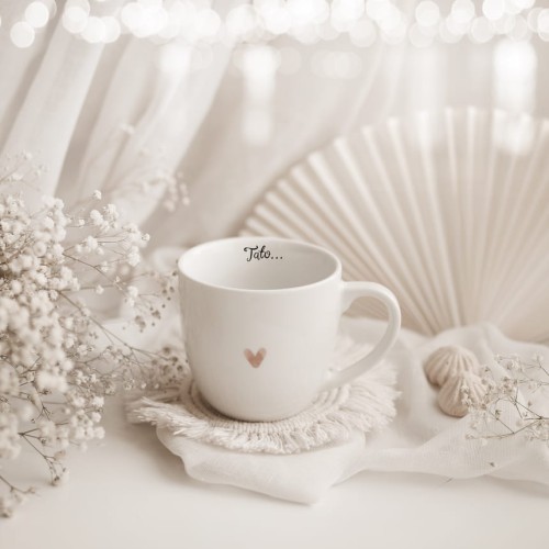 Biały kubek porcelanowy 300 ml - Motyw złotego serca z napisem dobrze, że jesteś tato i napisem na dnie na dzień ojca dla taty