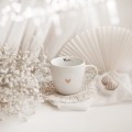 Biały Kubek Porcelanowy 300 ml - Napis Mamo na Dnie i Złote Serce dla Mamy na Dzień Matki Personalizowany kubek porcelanowy ze złotym sercem jako idealny prezent — porcelana premium Nadzwyczajnie.pl