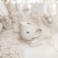 Biały Kubek Porcelanowy 300 ml - Napis Mamo na Dnie i Złote Serce dla Mamy na Dzień Matki Zbliżenie na złote zdobienie serca na białym kubku porcelanowym Biały Kubek Porcelanowy 300 ml - Napis Mamo na Dnie i dla