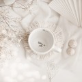 Biały Kubek Porcelanowy 300 ml - Napis Mamo na Dnie i Złote Serce dla Mamy na Dzień Matki Eleganckie opakowanie prezentowe kubka porcelanowego ze złotym sercem Nadzwyczajnie.pl — Biały Kubek Porcelanowy 300 ml -