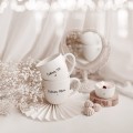 Zestaw 2 białych kubków porcelanowych 300 ml - motyw złotego serca dla rodziców na święta Zbliżenie na złote zdobienie serca na białym zestawie porcelanowym kubków 300 ml - Cudowna Mama, Cudowny Tata