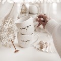 Zestaw 2 białych kubków porcelanowych 300 ml - motyw złotego serca dla rodziców na święta Zestaw porcelanowy ze złotym sercem kubków 300 ml - Cudowna Mama, Cudowny Tata Nadzwyczajnie.pl — widok z boku na białym tle