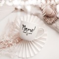 Biały kubek porcelanowy 300 ml - Złote serce i napis mamo dobrze, że jesteś dla mamy na dzień matki Kubek porcelanowy ze złotym sercem Mamo dobrze, że jesteś Nadzwyczajnie.pl — widok z boku na białym tle