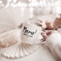 Biały kubek porcelanowy 300 ml - Złote serce i napis mamo dobrze, że jesteś dla mamy na dzień matki Zbliżenie na złote zdobienie serca na białym kubku porcelanowym Mamo dobrze, że jesteś Nadzwyczajnie.pl