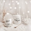 Zestaw białego dzbanka porcelanowego 1 litra i 2 filiżanek porcelanowych 250 ml ze spodkami - motyw złotego serca dla rodziców na Dzień Rodziców Biały filiżanka porcelanowa Nadzwyczajnie.pl ze złotym sercem i napisem Dzbanek 1 litr kochanym rodzicom filiżanki 250 ml