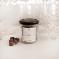 Brązowe orzechy laskowe w mlecznej czekoladzie 200 g - słodki upominek dla bliskiej osoby na urodziny Zbliżenie na złote zdobienie na białym produkcie porcelanowym Orzechy laskowe w mlecznej czekoladzie - 200 g Nadzwyczajnie.pl