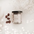 Brązowe orzechy laskowe w mlecznej czekoladzie 200 g - słodki upominek dla bliskiej osoby na urodziny Biały produkt porcelanowy Nadzwyczajnie.pl ze złotym zdobieniem i napisem Orzechy laskowe w mlecznej czekoladzie - 200 g