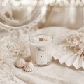 Świeca sojowa w szklance 180 ml - Mamo Kocham Cię - Jaśmin Zbliżenie na złote zdobienie na białym świecy sojowej w szklanym słoiku sojowa w szklance 180 ml - Mamo Kocham Cię -