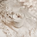Świeca sojowa w szklance 180 ml - napis Mamo jesteś wyjątkowa o zapachu róży dla mamy na Dzień Matki Eleganckie opakowanie prezentowe świecy sojowej w szklanym słoiku ze złotym zdobieniem Nadzwyczajnie.pl — sojowa w
