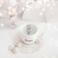 Biały kubek porcelanowy z personalizacją 300 ml - motyw trzech małych piesków i imienia dla miłośnika psów na każdą okazję Kubek porcelanowy ze złotym zdobieniem Trzy małe pieski + Imię Nadzwyczajnie.pl — widok z boku na białym tle