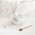 Biały kubek porcelanowy z personalizacją 300 ml - motyw trzech małych piesków i imienia dla miłośnika psów na każdą okazję Biały kubek porcelanowy Nadzwyczajnie.pl ze złotym zdobieniem i napisem Trzy małe pieski + Imię — 300 ml