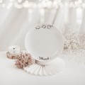 Biały talerz porcelanowy deserowo-śniadaniowy z personalizacją 20 cm - motyw trzech małych kotków z nadrukiem imienia dla miłośnika kotów na każdą okazję Biały talerz porcelanowy Nadzwyczajnie.pl ze złotym zdobieniem i napisem deserowo-śniadaniowy 20 cm - Trzy małe kotki +