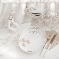Biały talerz porcelanowy deserowo-śniadaniowy z personalizacją 20 cm - motyw trzech małych kotków z nadrukiem imienia dla miłośnika kotów na każdą okazję Zbliżenie na złote zdobienie na białym talerzu porcelanowym deserowo-śniadaniowy 20 cm - Trzy małe kotki + Imię