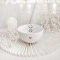 Miska - Trzy małe kotki ZŁOTE SERCE Biały produkt porcelanowy Nadzwyczajnie.pl ze złotym sercem i napisem Miska - Trzy małe kotki