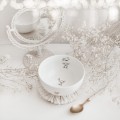 Biała miska porcelanowa - motyw trzech małych piesków ze złotym sercem dla miłośników psów na urodziny Produkt porcelanowy ze złotym sercem Miska - Trzy małe pieski Nadzwyczajnie.pl — widok z boku na białym tle