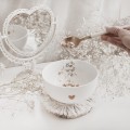 Biała miska porcelanowa - motyw trzech małych piesków ze złotym sercem dla miłośników psów na urodziny Zbliżenie na złote zdobienie serca na białym produkcie porcelanowym Miska - Trzy małe pieski Nadzwyczajnie.pl