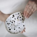 Ręcznie malowana filiżanka 200 ml ze spodkiem z CIENKIM RANTEM - Czarne kropki ZDOBIONA ZŁOTEM Zbliżenie na złote zdobienie na białym filiżance porcelanowej Ręcznie malowana ze spodkiem z CIENKIM RANTEM - Czarne