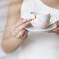Biała filiżanka porcelanowa ręcznie malowana 200 ml ze spodkiem z cienkim rantem dla koneserki kawy na urodziny  Zbliżenie na złote zdobienie na białym filiżance porcelanowej Ręcznie malowana ze spodkiem z CIENKIM RANTEM - Pastelowy