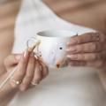 Biała filiżanka porcelanowa ręcznie malowana 200 ml ze spodkiem z cienkim rantem dla koneserki kawy na urodziny  Filiżanka porcelanowa ze złotym zdobieniem Ręcznie malowana ze spodkiem z CIENKIM RANTEM - Pastelowy maz ZDOBIONA ZŁOTEM