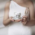 Ręcznie malowana filiżanka 100 ml espresso ze spodkiem - Czarne kropki ZDOBIONA ZŁOTEM Biały filiżanka porcelanowa Nadzwyczajnie.pl ze złotym zdobieniem i napisem Ręcznie malowana espresso ze spodkiem -