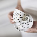 Ręcznie malowana filiżanka 100 ml espresso ze spodkiem - Czarne kropki ZDOBIONA ZŁOTEM Zbliżenie na złote zdobienie na białym filiżance porcelanowej Ręcznie malowana espresso ze spodkiem - Czarne kropki