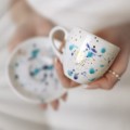 Ręcznie malowana filiżanka 100 ml espresso ze spodkiem - Błękitne kropki ZDOBIONA ZŁOTEM Zbliżenie na złote zdobienie na białym filiżance porcelanowej Ręcznie malowana espresso ze spodkiem - Błękitne kropki
