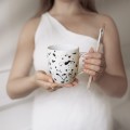 Ręcznie malowany kubek 380 ml z CIENKIM RANTEM - Czarne kropki ZDOBIONA ZŁOTEM Zbliżenie na złote zdobienie na białym kubku porcelanowym Ręcznie malowany z CIENKIM RANTEM - Czarne kropki ZDOBIONA