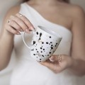 Ręcznie malowany kubek 380 ml z CIENKIM RANTEM - Czarne kropki ZDOBIONA ZŁOTEM Biały kubek porcelanowy Nadzwyczajnie.pl ze złotym zdobieniem i napisem Ręcznie malowany z CIENKIM RANTEM - Czarne kropki