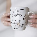 Ręcznie malowany kubek 380 ml z CIENKIM RANTEM - Czarne kropki ZDOBIONA ZŁOTEM Kubek porcelanowy ze złotym zdobieniem Ręcznie malowany z CIENKIM RANTEM - Czarne kropki ZDOBIONA ZŁOTEM Nadzwyczajnie.pl