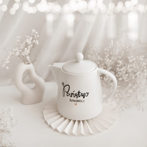 Biały dzbanek porcelanowy z personalizacją 1 litra - motyw złotego serca z nazwiskiem Państwa dla pary na każdą okazję