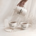 Zestaw białego dzbanka porcelanowego 1 litra i 2 białych kubków porcelanowych z personalizacją 500 ml - motyw pary z nazwiskiem dla małżeństwa na każdą okazję Zestaw porcelanowy ze złotym sercem Dzbanek 1 litr - Państwo, kubki 500 ml x2 Pan Pani z Twoim nazwiskiem