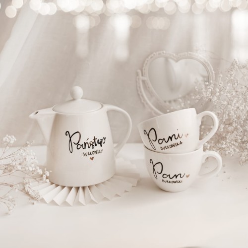 Zestaw białego dzbanka porcelanowego 1 litra i 2 białych kubków porcelanowych z personalizacją 500 ml - motyw pary z nazwiskiem dla małżeństwa na każdą okazję