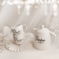 Zestaw porcelanowy z personalizacją biały dzbanek 1 litra + 2 białe kubki porcelanowe 300 ml - motyw pan i pani z twoim nazwiskiem ze złotym sercem na każdą okazję dla pary Zbliżenie na złote zdobienie serca na białym zestawie porcelanowym Dzbanek 1 litr - Państwo, kubki 300 ml x2 Pan Pani z