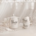 Zestaw porcelanowy z personalizacją biały dzbanek 1 litra + 2 białe kubki porcelanowe 300 ml - motyw pan i pani z twoim nazwiskiem ze złotym sercem na każdą okazję dla pary Biały zestaw porcelanowy Nadzwyczajnie.pl ze złotym sercem i napisem Dzbanek 1 litr - Państwo, kubki 300 ml x2 Pan Pani z