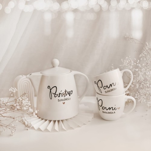 Zestaw porcelanowy z personalizacją biały dzbanek 1 litra + 2 białe kubki porcelanowe 300 ml - motyw pan i pani z twoim nazwiskiem ze złotym sercem na każdą okazję dla pary