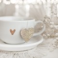 Czarna herbata english breakfast 1 szt - motyw złotego serduszka na walentynki dla drugiej połówki Zbliżenie na złote zdobienie na białym produkcie porcelanowym Herbata English Breakfast - Złote serduszko 1 szt