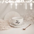 Biała Filiżanka Porcelanowa z Personalizacją 350 ml - Imiona Dzieci dla Nauczycielki na Każdą Okazję Zbliżenie na złote zdobienie na białym filiżance porcelanowej Biała Filiżanka Porcelanowa z Personalizacją 350 ml -