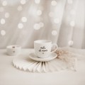 Biała filiżanka porcelanowa do espresso ze spodkiem 100 ml - napis mała ale mocna dla przyjaciółki na urodziny Zbliżenie na złote zdobienie na białym filiżance porcelanowej espresso ze spodkiem - Mała ale mocna Nadzwyczajnie.pl