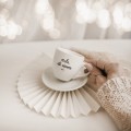 Biała filiżanka porcelanowa do espresso ze spodkiem 100 ml - napis mała ale mocna dla przyjaciółki na urodziny Filiżanka porcelanowa ze złotym zdobieniem espresso ze spodkiem - Mała ale mocna Nadzwyczajnie.pl — widok z boku na