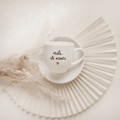 Biała filiżanka porcelanowa do espresso ze spodkiem 100 ml - napis mała ale mocna dla przyjaciółki na urodziny Biały filiżanka porcelanowa Nadzwyczajnie.pl ze złotym zdobieniem i napisem espresso ze spodkiem - Mała ale mocna — 100 ml