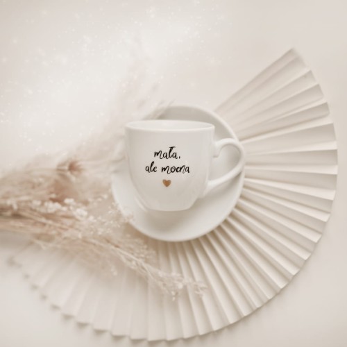 Biała filiżanka porcelanowa do espresso ze spodkiem 100 ml - napis mała ale mocna dla przyjaciółki na urodziny