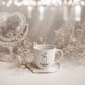 Biały kubek porcelanowy 300 ml - grafika kotka i napis cudownego dnia dla miłośniczki kotów na urodziny Zbliżenie na złote zdobienie na białym kubku porcelanowym Cudownego dnia KOTEK Nadzwyczajnie.pl