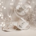 Biały kubek porcelanowy 300 ml - grafika kotka i napis cudownego dnia dla miłośniczki kotów na urodziny Kubek porcelanowy ze złotym zdobieniem Cudownego dnia KOTEK Nadzwyczajnie.pl — widok z boku na białym tle