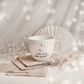 Biały kubek porcelanowy 1 litra - napis A może jeszcze jeden rozdział dla miłośnika książek na urodziny Zbliżenie na złote zdobienie na białym kubku porcelanowym Kubek 1 litr - A może jeszcze jeden rozdział? Nadzwyczajnie.pl