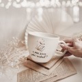 Biały kubek porcelanowy 1 litra - napis A może jeszcze jeden rozdział dla miłośnika książek na urodziny Kubek porcelanowy ze złotym zdobieniem Kubek 1 litr - A może jeszcze jeden rozdział? Nadzwyczajnie.pl — widok z boku na