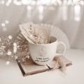 Biały kubek porcelanowy 1 litra - napis A może jeszcze jeden rozdział dla miłośnika książek na urodziny Biały kubek porcelanowy Nadzwyczajnie.pl ze złotym zdobieniem i napisem Kubek 1 litr - A może jeszcze jeden rozdział?