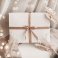 Pakowanie na Prezent Duże - Eleganckie Ozdobne Opakowanie dla Obdarowanej Osoby na Każdą Okazję Biały produkt porcelanowy Nadzwyczajnie.pl ze złotym zdobieniem i napisem Pakowanie na Prezent Duże - Eleganckie Ozdobne